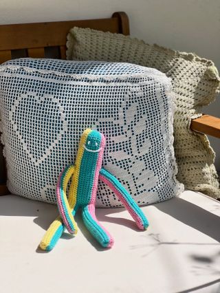 🌿 Pastelník si užívá víkend tam, kde to má nejraději – na chalupě! V přírodě, ve stínu jabloní, mezi háčkovanými polštáři...