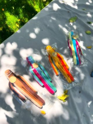 🌳 Pod korunami stromů se zrodili — čtyři malí barevní přátelé, každý s jiným příběhem v očích a úsměvem, který nikdy...